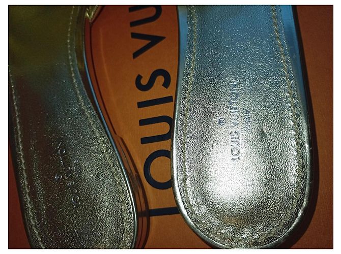 Mules Louis Vuitton in pelle dorata D'oro - vista 2