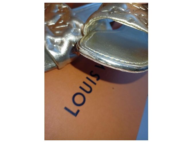 Mules Louis Vuitton in pelle dorata D'oro - vista 3