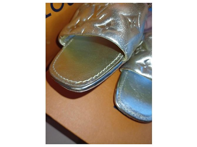 Mules Louis Vuitton in pelle dorata D'oro - vista 4