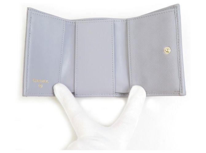 Chanel Boy Tri-Fold Geldbörse in Hellgrau - Ansicht 3