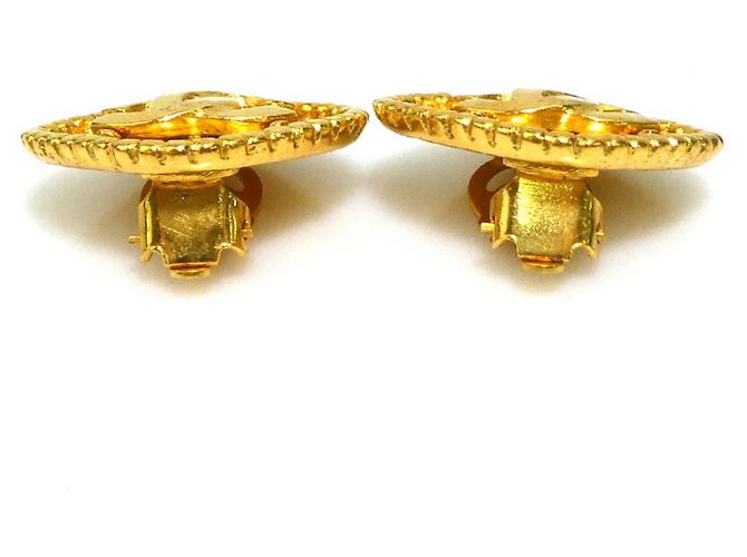 Orecchini a clip in metallo dorato Chanel Coco Mark D'oro - vista 2