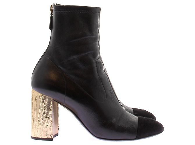 Chanel Stivaletti in camoscio nero con tacchi dorati - vista 2
