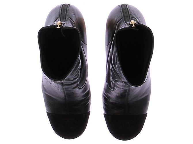 Chanel Stivaletti in camoscio nero con tacchi dorati - vista 6