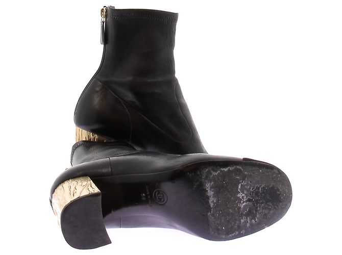 Chanel Stivaletti in camoscio nero con tacchi dorati - vista 7