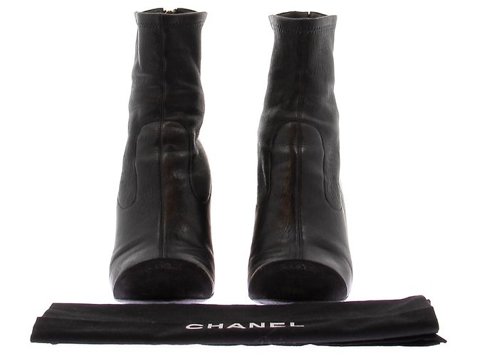 Chanel Stivaletti in camoscio nero con tacchi dorati - vista 8