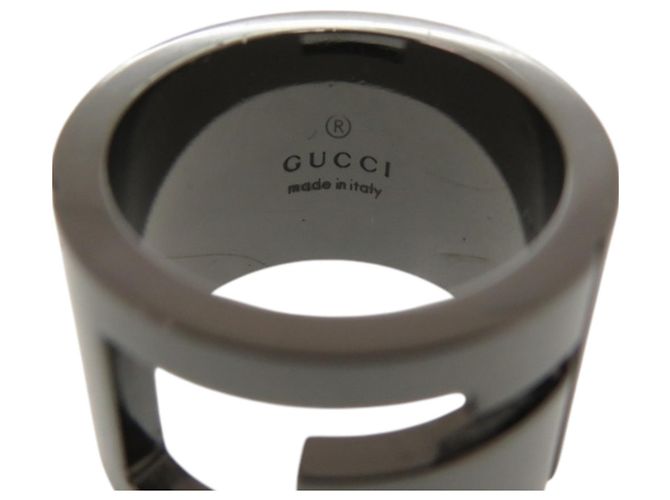 Anello in banda gunmetal con logo G intagliato di Gucci - vista 5