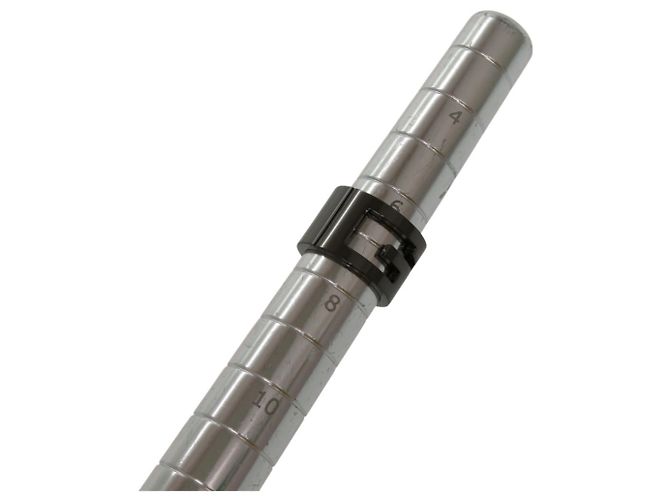 Anello in banda gunmetal con logo G intagliato di Gucci - vista 8