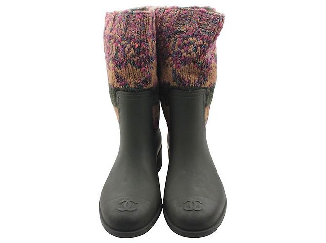 Chanel Olivengrüne Gummistiefel mit Strickbesatz - Ansicht 2