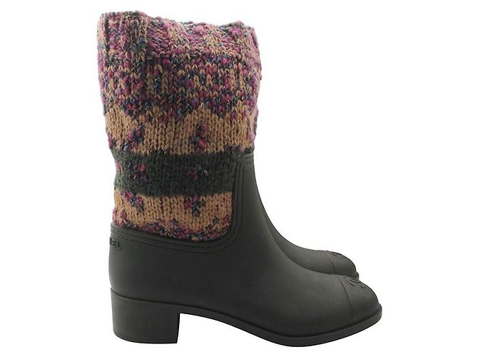 Chanel Olivengrüne Gummistiefel mit Strickbesatz - Ansicht 5