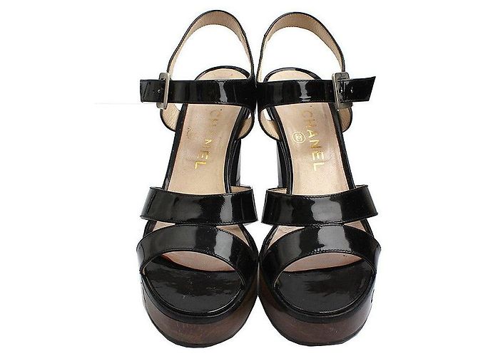 Chanel Sandali con piattaforma in vernice nera con logo Nero - vista 2