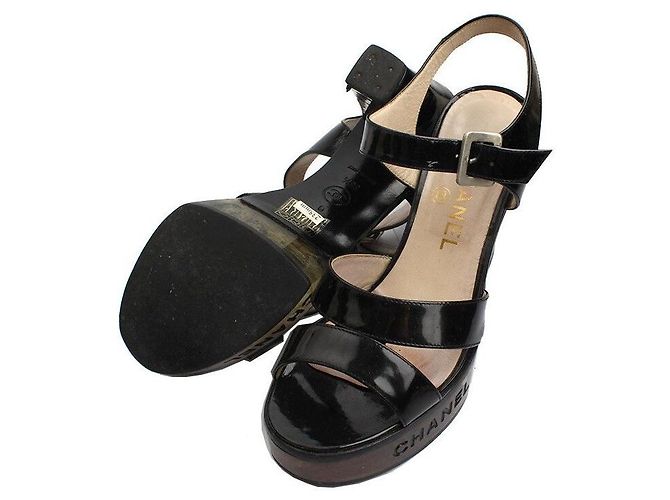 Chanel Sandali con piattaforma in vernice nera con logo Nero - vista 3