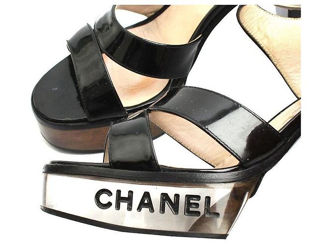 Chanel Sandali con piattaforma in vernice nera con logo Nero - vista 5