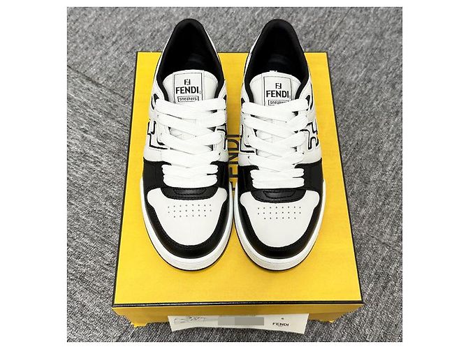 Fendi Sneakers basse in pelle con lettering logo AOMN Nero - vista 3