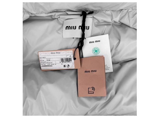 Miu Miu Jaqueta de nylon acolchoada com capuz e logo para mulheres - Cinza Marrom - vista 11