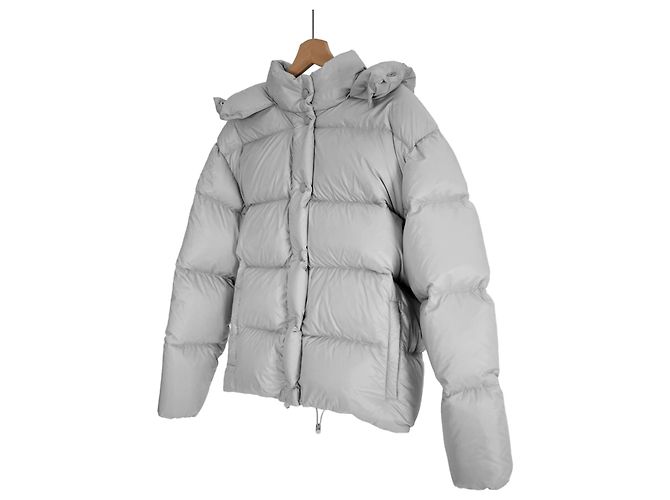 Miu Miu Jaqueta de nylon acolchoada com capuz e logo para mulheres - Cinza Marrom - vista 2