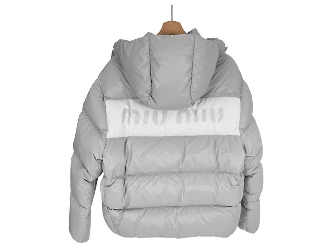 Miu Miu Jaqueta de nylon acolchoada com capuz e logo para mulheres - Cinza Marrom - vista 4