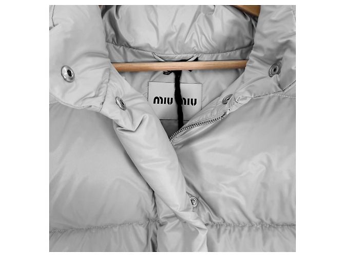 Miu Miu Jaqueta de nylon acolchoada com capuz e logo para mulheres - Cinza Marrom - vista 5