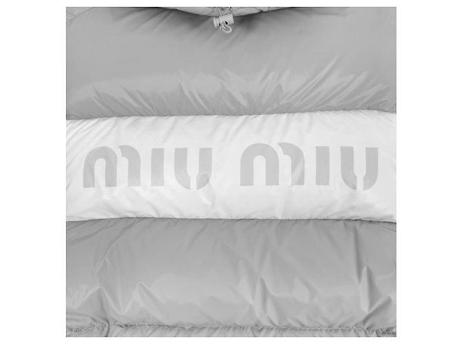 Miu Miu Jaqueta de nylon acolchoada com capuz e logo para mulheres - Cinza Marrom - vista 6