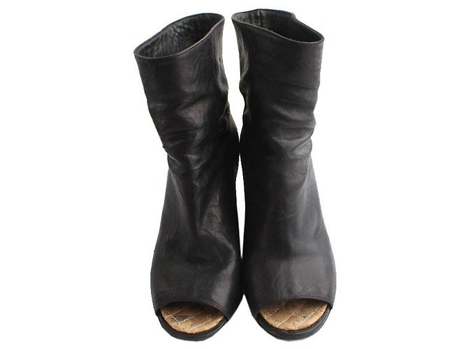 Chanel Botas de cuña abiertas de piel de cordero negro con logo CC en bucle - vista 2