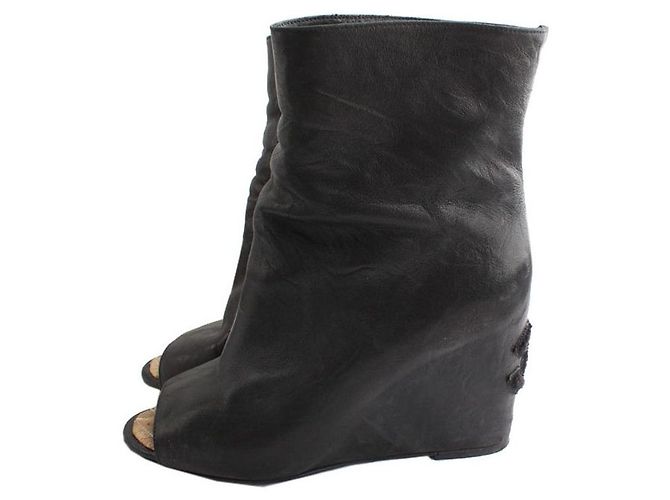 Chanel Botas de cuña abiertas de piel de cordero negro con logo CC en bucle - vista 3