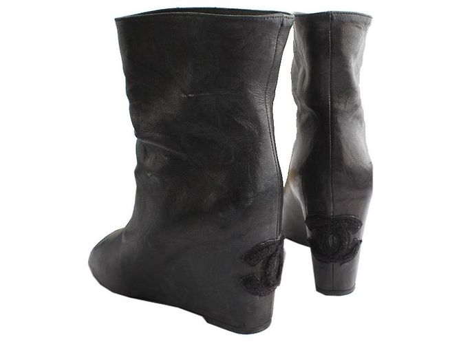 Chanel Botas de cuña abiertas de piel de cordero negro con logo CC en bucle - vista 5