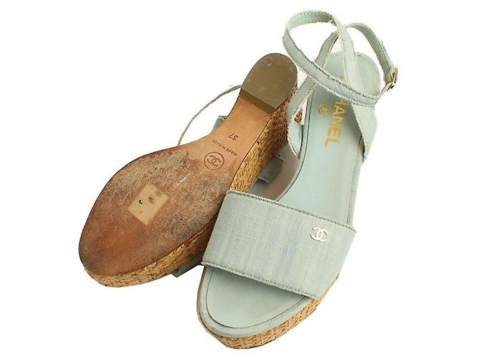 Chanel Sandali wedge intrecciati con logo CC in denim dorato Blu - vista 3