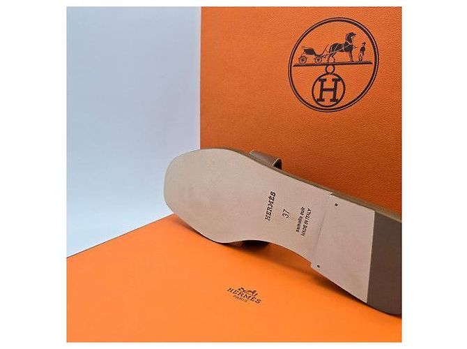 Hermès Sandali Oran in pelle di vitello dorata D'oro - vista 11