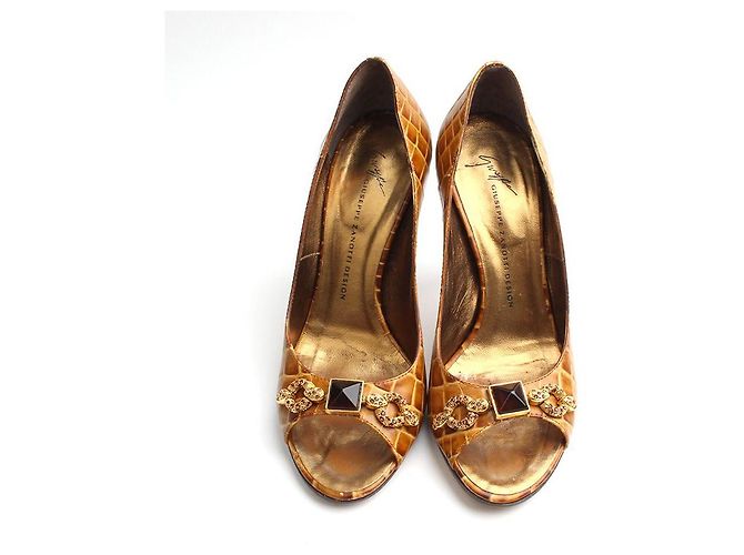 Giuseppe Zanotti Wavy Pattern Gold Pumps Golden - view 2