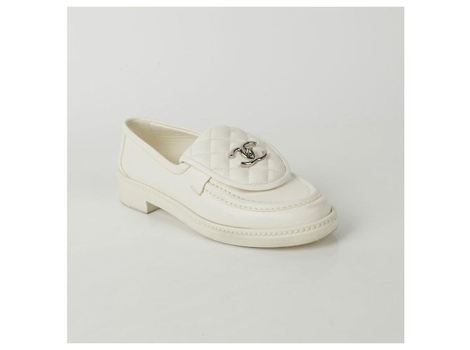 Chanel Mocassino Turnlock Taglia CC Bianco - vista 2