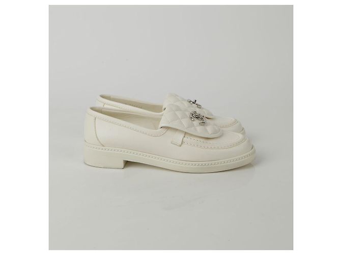 Chanel Mocassino Turnlock Taglia CC Bianco - vista 6