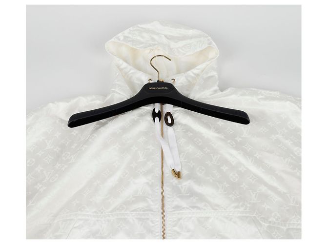 Louis Vuitton Kurze Parkajacke mit glänzendem Monogramm Größe Weiß - Ansicht 3