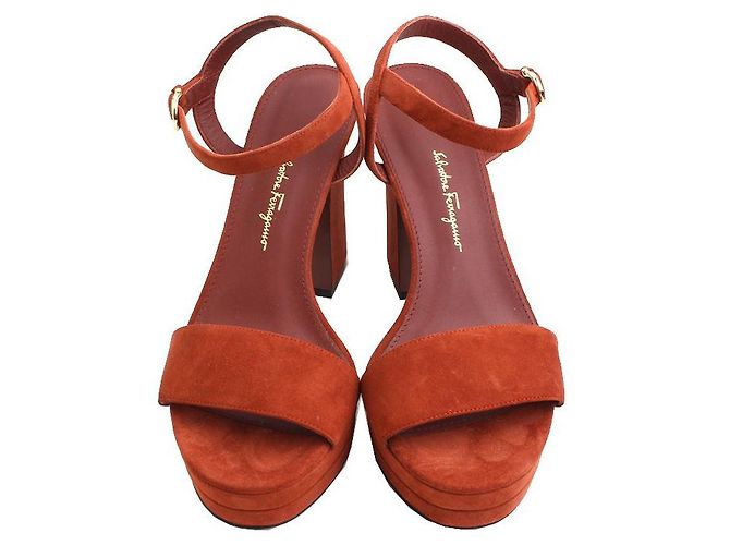 Salvatore Ferragamo Sandali in suede rosso mattone Bianco - vista 2