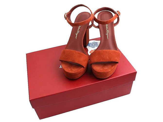 Salvatore Ferragamo Sandali in suede rosso mattone Bianco - vista 5