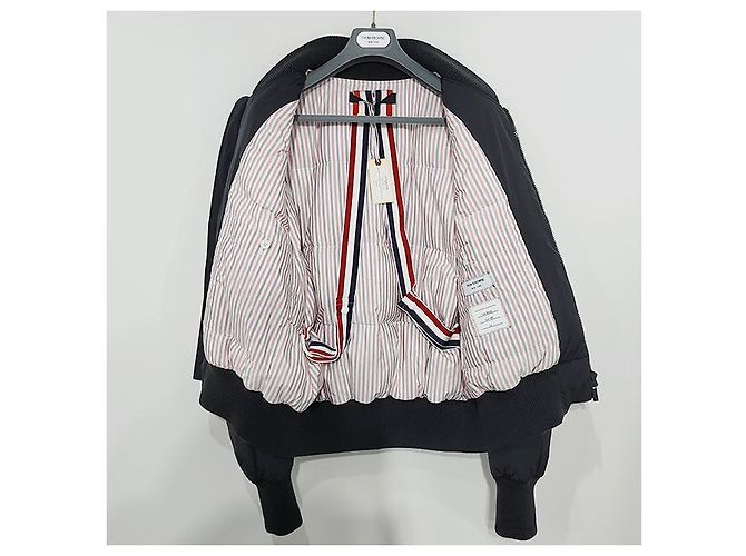 Thom Browne Chaqueta Bombardera Oversized de Plumas de Ganso con Rayas Carbón - vista 16