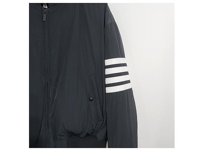 Thom Browne Chaqueta Bombardera Oversized de Plumas de Ganso con Rayas Carbón - vista 17