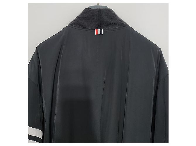 Thom Browne Chaqueta Bombardera Oversized de Plumas de Ganso con Rayas Carbón - vista 18