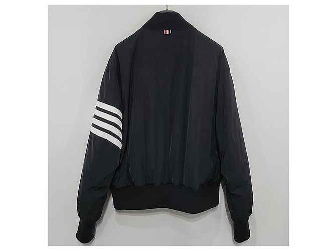 Thom Browne Chaqueta Bombardera Oversized de Plumas de Ganso con Rayas Carbón - vista 3