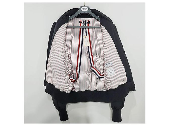 Thom Browne Chaqueta Bombardera Oversized de Plumas de Ganso con Rayas Carbón - vista 4