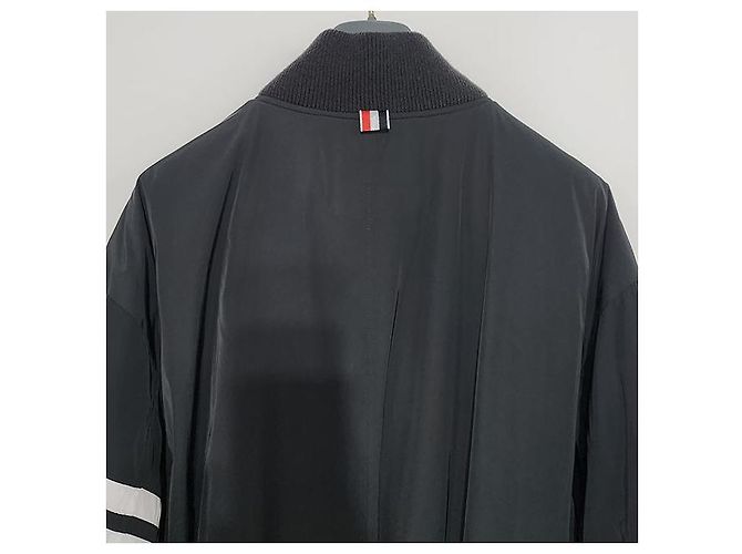 Thom Browne Chaqueta Bombardera Oversized de Plumas de Ganso con Rayas Carbón - vista 6