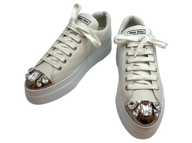Miu Miu Sneaker mit Kristallzehenkappe in Weiß - Ansicht 2