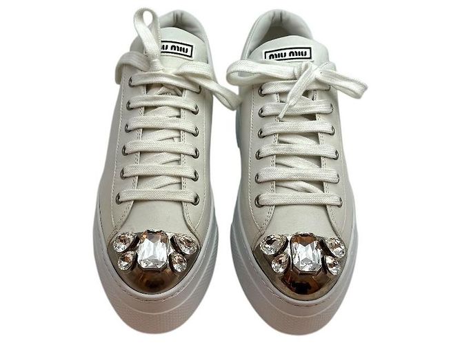 Miu Miu Sneaker mit Kristallzehenkappe in Weiß - Ansicht 3
