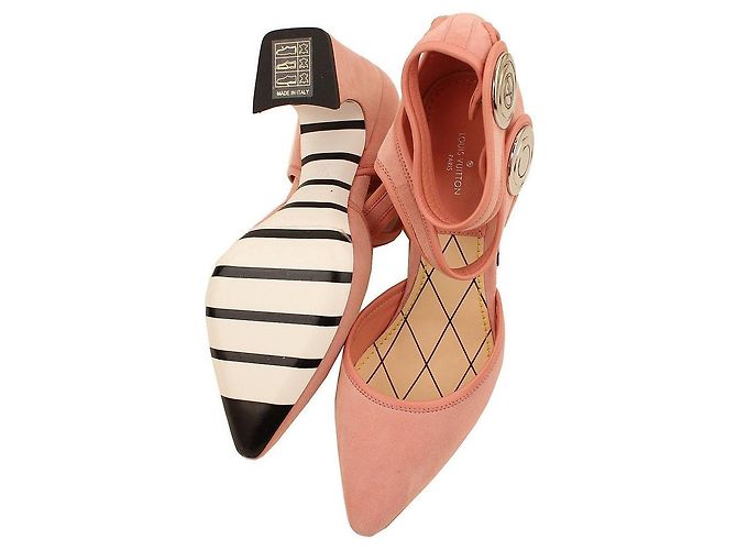 Louis Vuitton Sandali con cinturino alla caviglia in suede rosa e logo LV in argento - vista 4