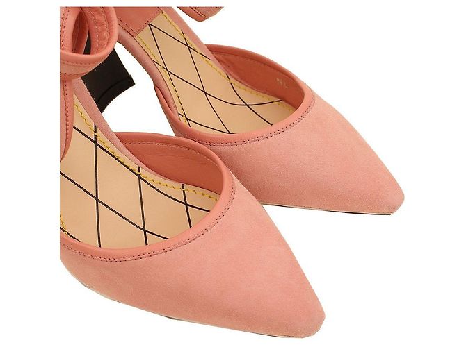 Louis Vuitton Sandali con cinturino alla caviglia in suede rosa e logo LV in argento - vista 7