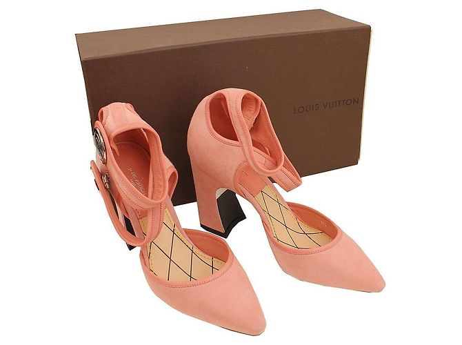 Louis Vuitton Sandali con cinturino alla caviglia in suede rosa e logo LV in argento - vista 8
