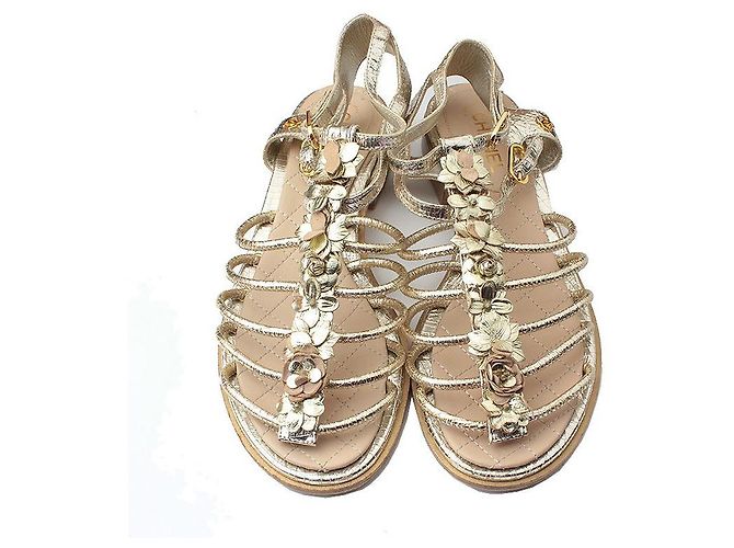 Chanel Sandali piatti in pelle oro champagne Camelia D'oro - vista 2