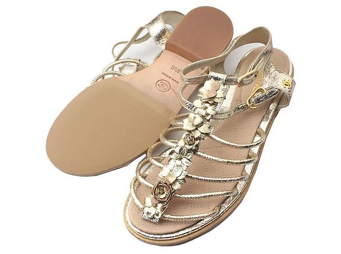 Chanel Sandali piatti in pelle oro champagne Camelia D'oro - vista 3