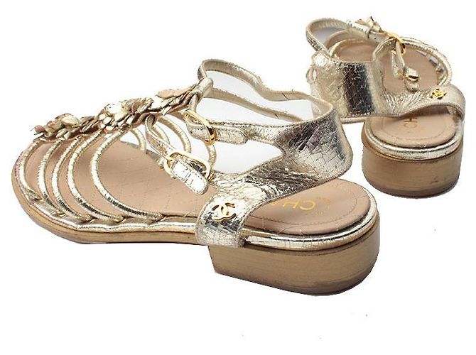 Chanel Sandali piatti in pelle oro champagne Camelia D'oro - vista 4