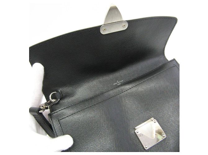 Pochette Veraiya en Taiga de Louis Vuitton Gris - vue 10