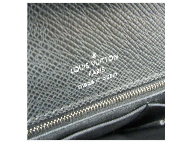 Pochette Veraiya en Taiga de Louis Vuitton Gris - vue 11