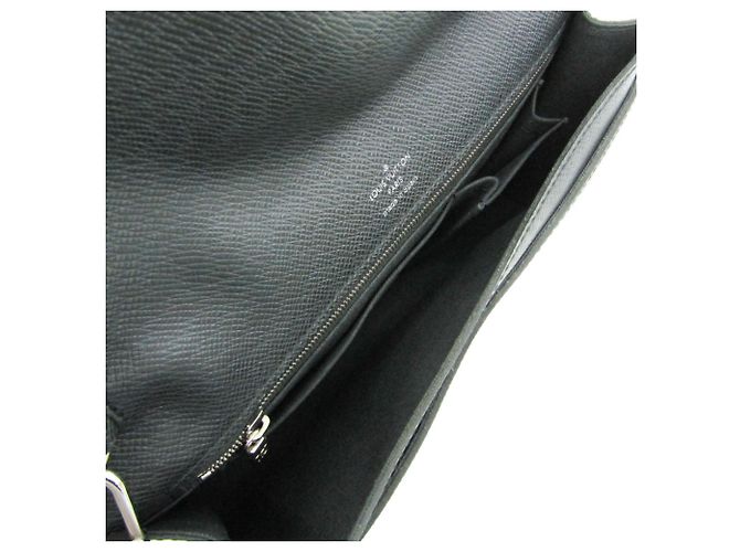 Pochette Veraiya en Taiga de Louis Vuitton Gris - vue 3